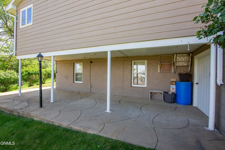 Property Photo: 138 1st Avenue NW ND 58640