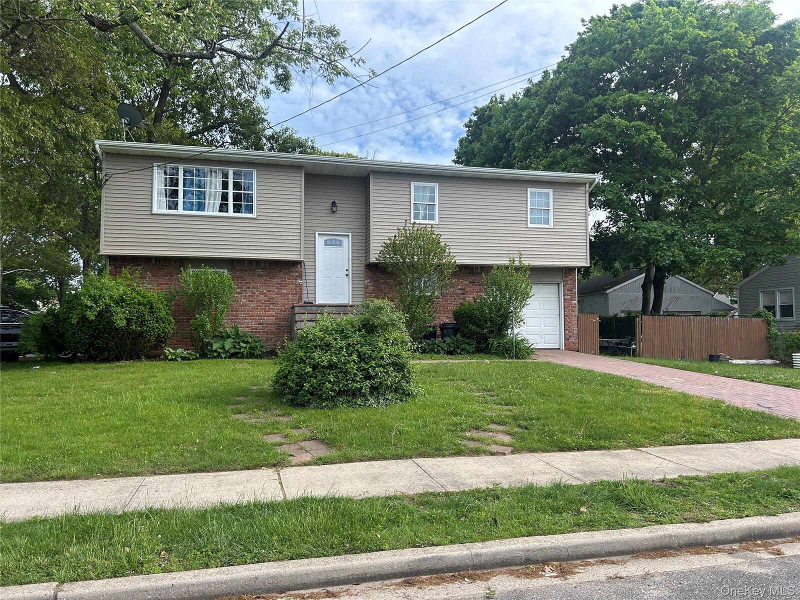 Property Photo:  9 Oakley Street  NY 11758 