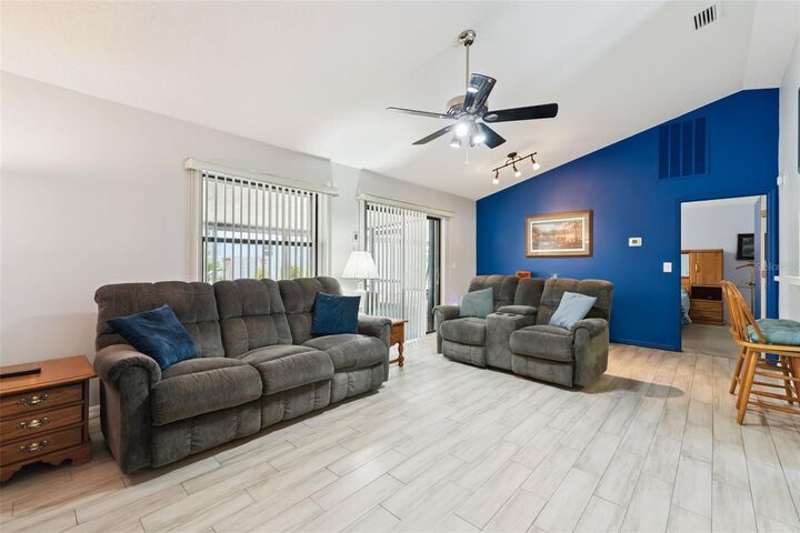 Property Photo:  905 Devonshire Way  FL 33853 