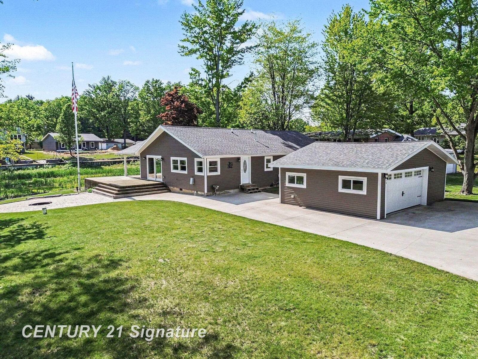 Property Photo:  5458 Oakridge Drive  MI 48612 