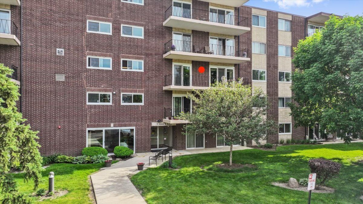 Property Photo:  5300 Walnut Avenue 19C  IL 60515 