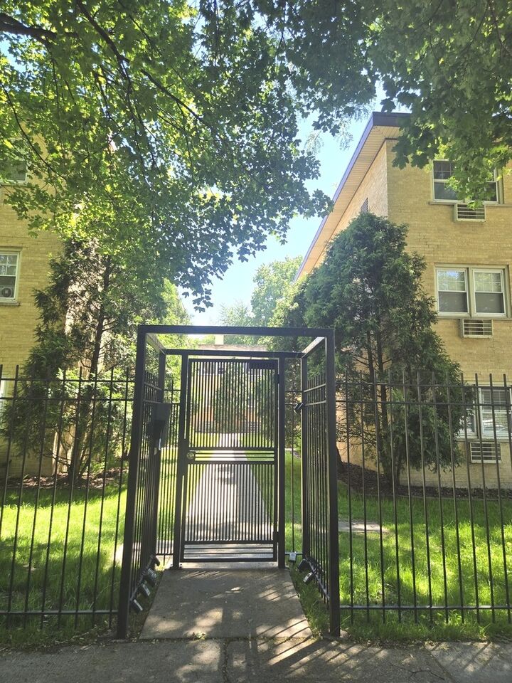 Property Photo:  1819 W Touhy Avenue 6  IL 60626 