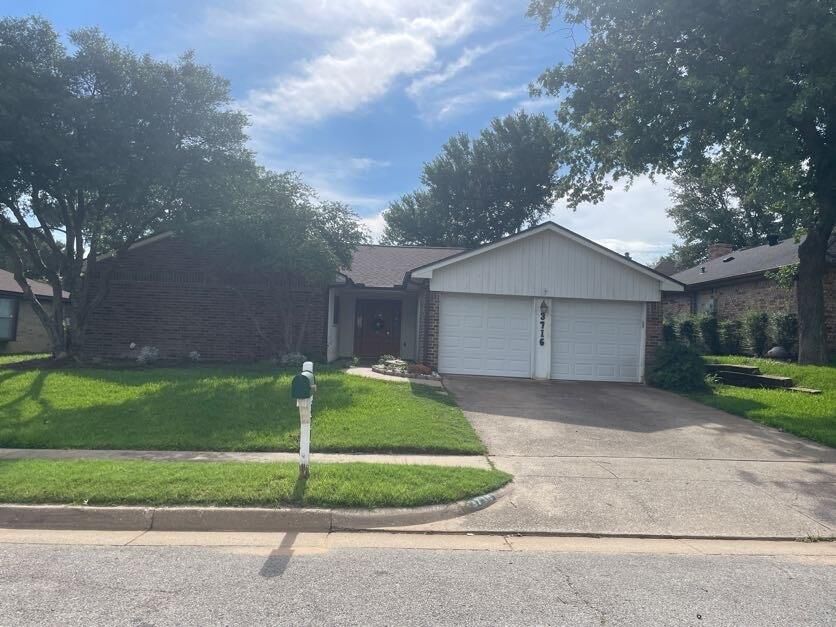 Property Photo: 3716 Murphy Drive TX 76021