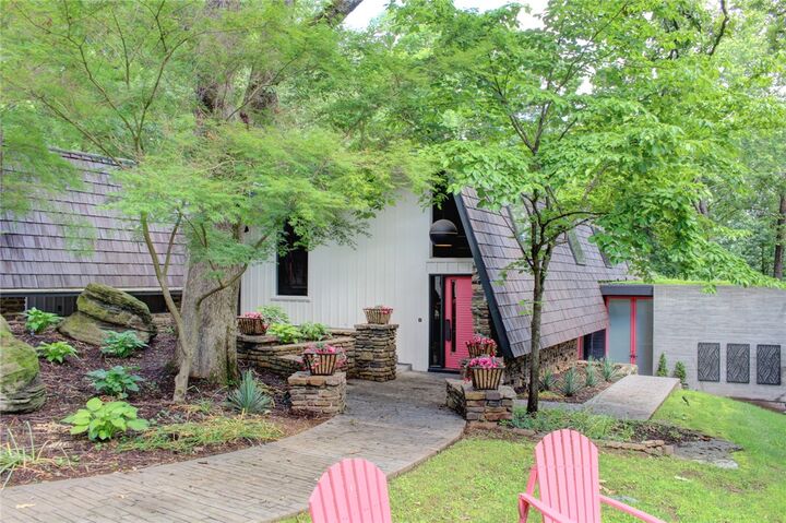 Property Photo:  1011 N Tanglebriar Lane  AR 72701 