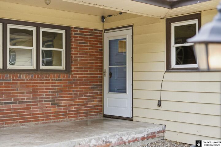 Property Photo:  900 Northborough Lane  NE 68505 