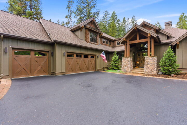 Property Photo: 56346 Fireglass Loop OR 97707