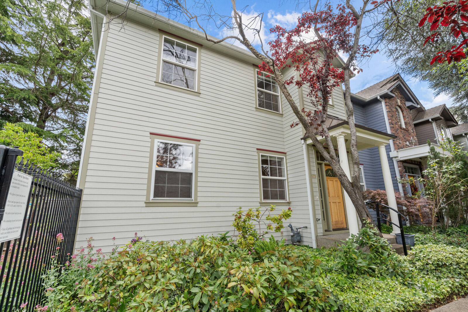 Property Photo:  820 Park Street  OR 97520 
