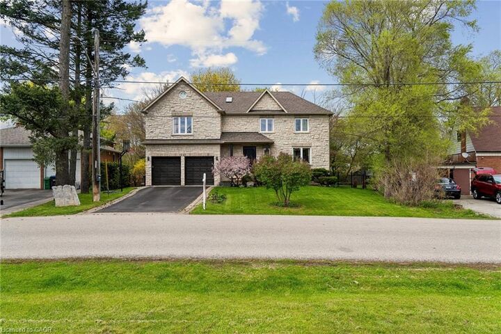 Property Photo: 1541 Garnet Avenue ON L5G 4C7