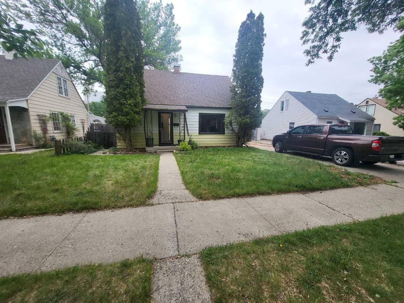 Property Photo:  941 16 Street S  AB T1J 3C1 