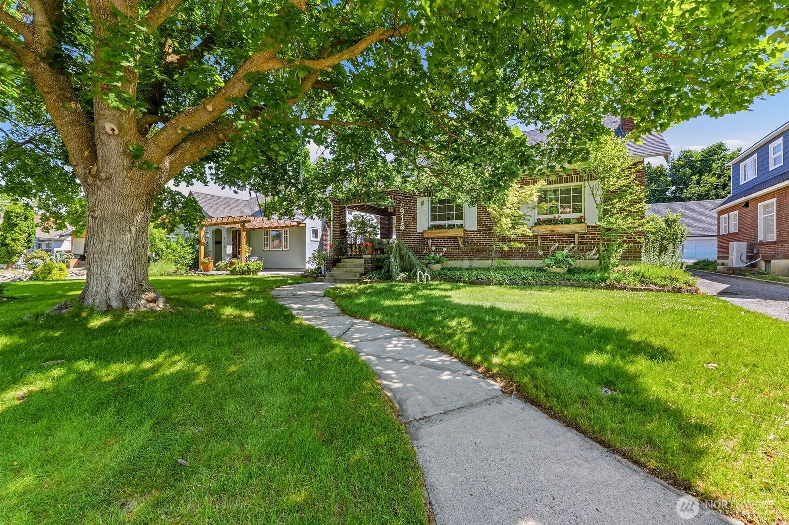 MLS#2532538: 915 Highland Drive, Wenatchee, WA 98801