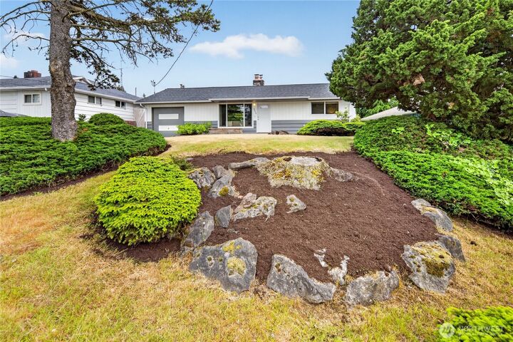 Property Photo:  6019 S 118th Place  WA 98178 