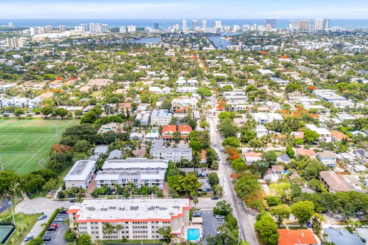 Property Photo:  615 NE 12th Avenue 312  FL 33304 