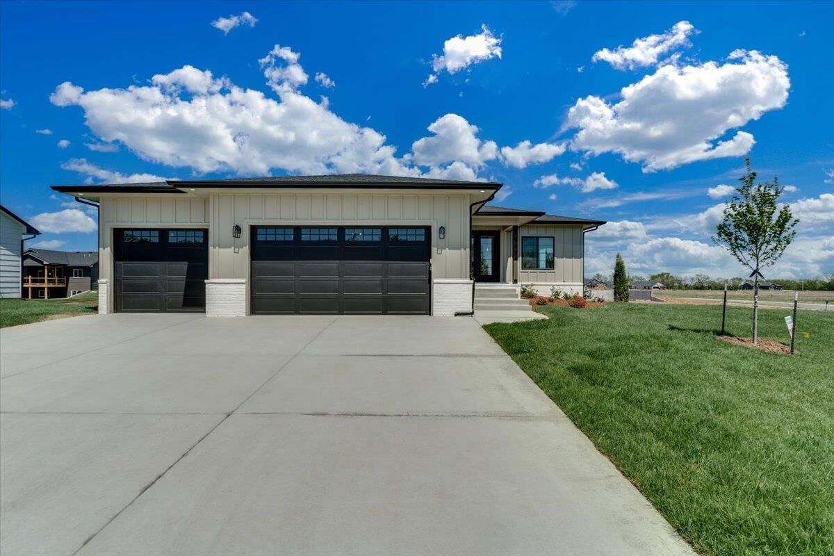 Property Photo: 8992 E Bradford St KS 67210