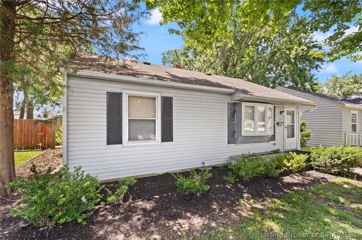 Property Photo: 928 E 8th Street IN 47130