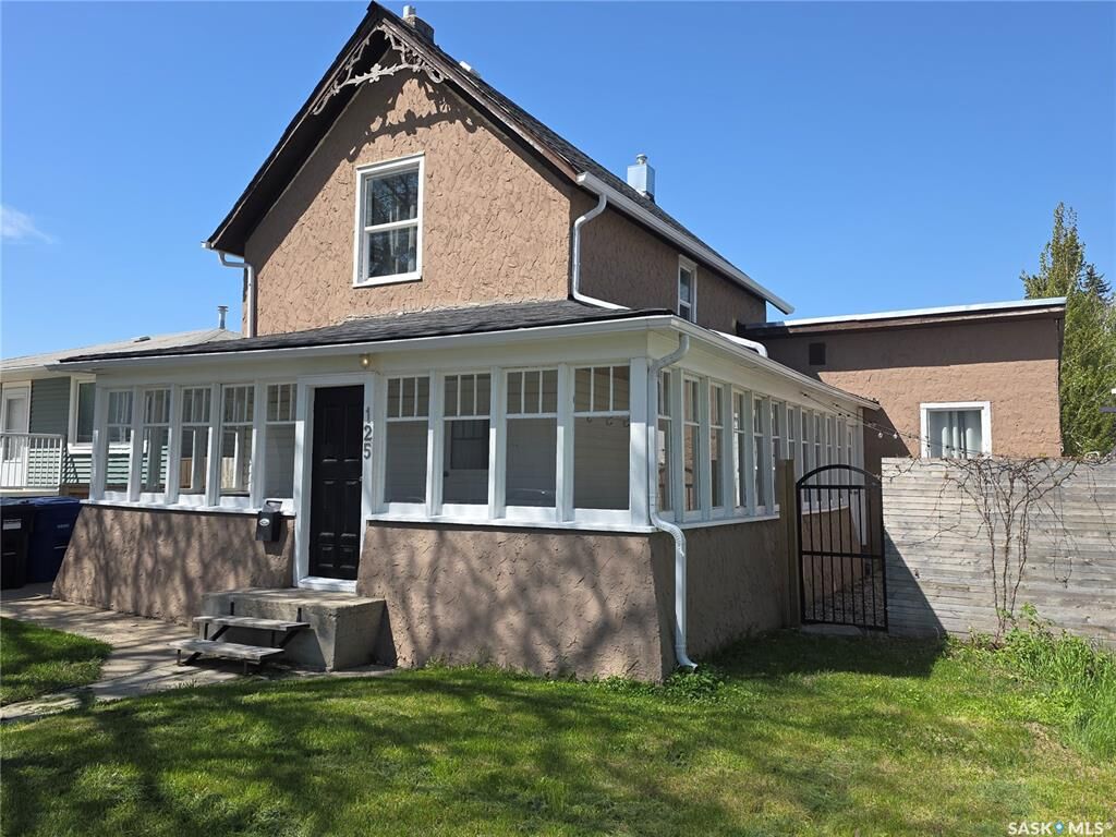 Property Photo: 125 D Avenue S SK S7M 1P6