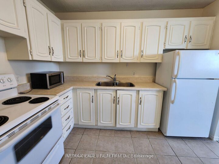 Property Photo: 215 Glenridge Avenue 1102 ON L2T 3J7