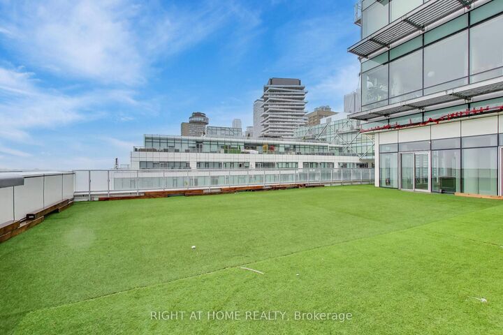 39 Queens Quay E 1126 — photo 1
