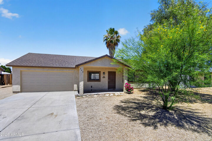Property Photo:  690 E Osage Avenue  AZ 85119 