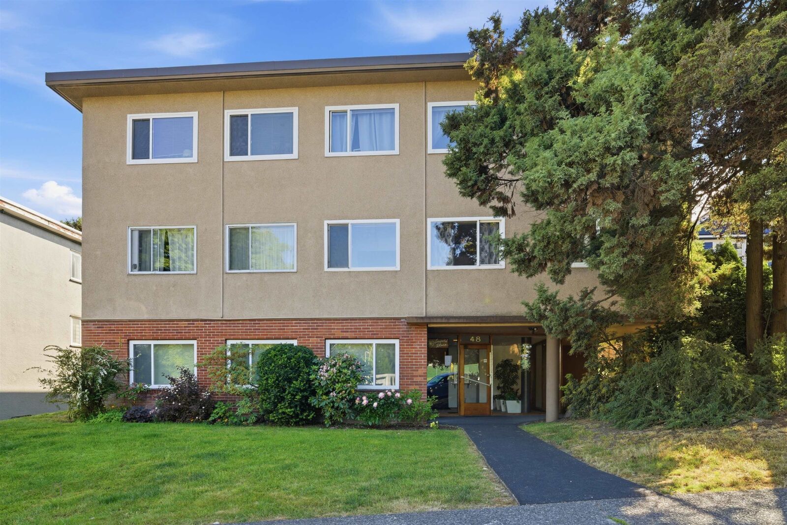 Property Photo:  48 Leopold Place 9  BC V3L 2C6 