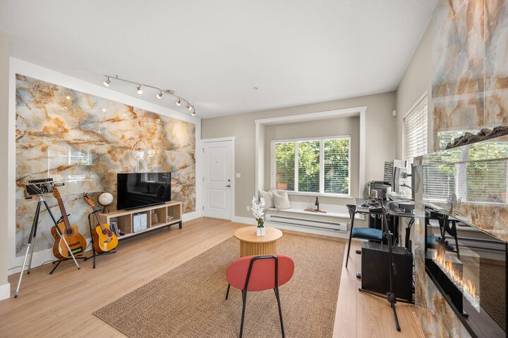 Property Photo:  368 Ellesmere Avenue 111  BC V5B 3S9 