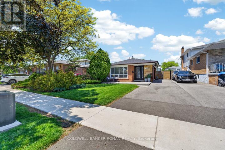 Property Photo:  319 Thrace Avenue  ON L5B 2B2 