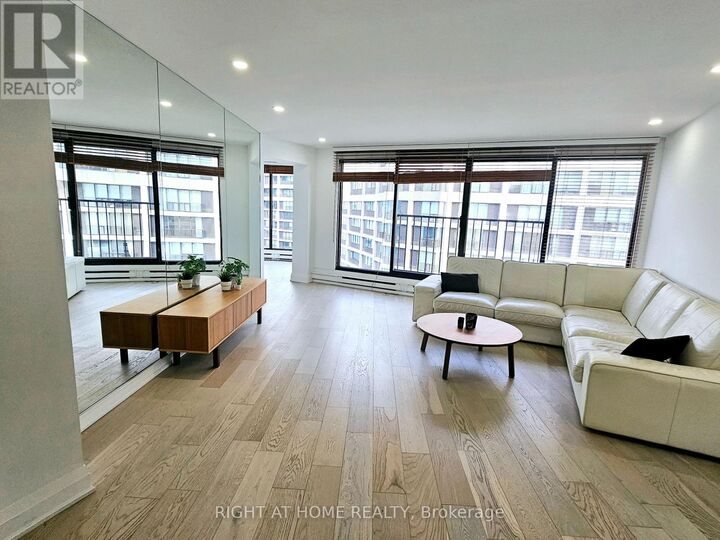 Property Photo: 65 Harbour Square 3306 ON M5J 2L4