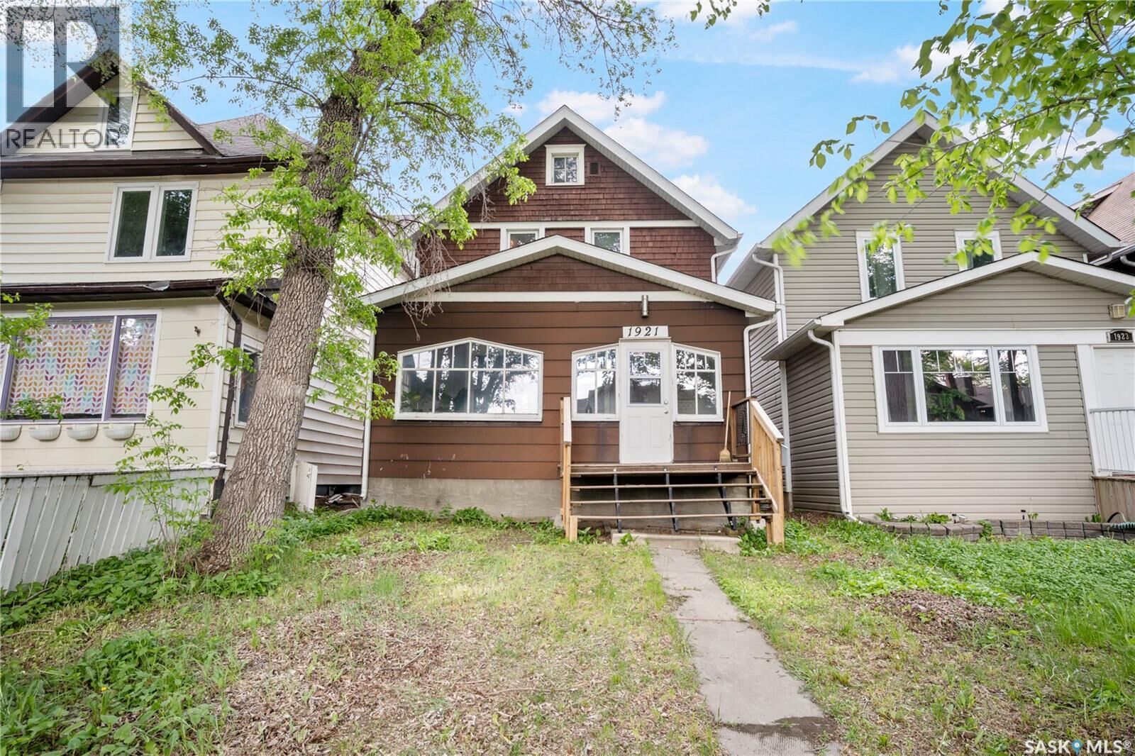 Property Photo: 1921 Garnet Street SW SK S4T 2Z5