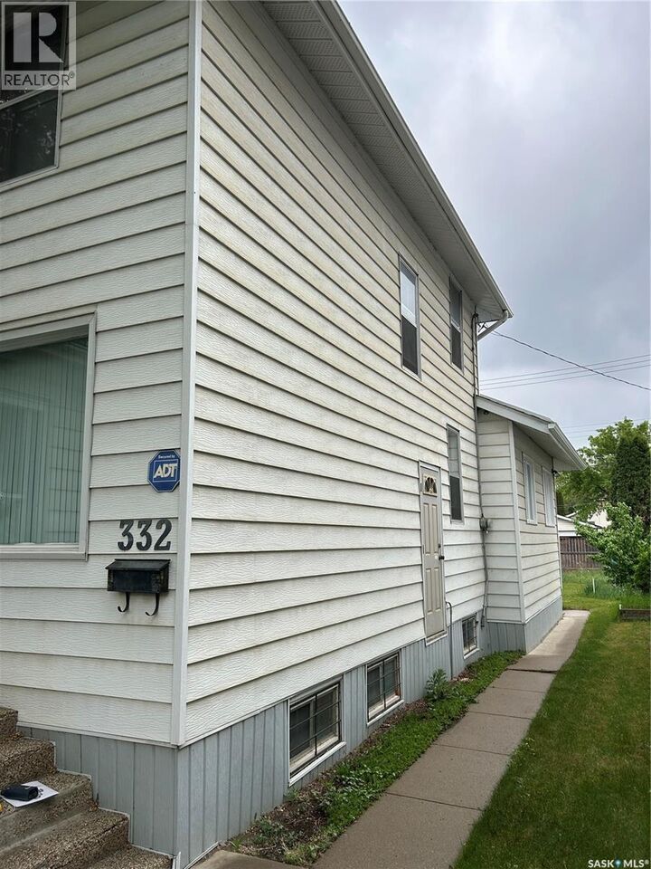Property Photo:  332 I Avenue S  SK S7M 1Y2 