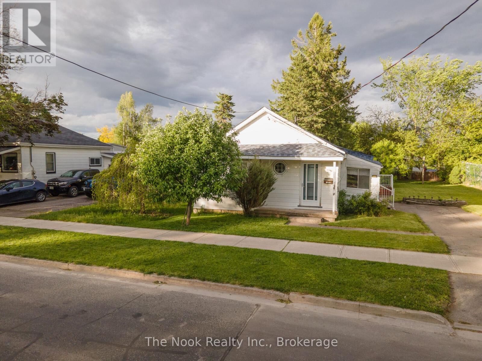 Property Photo: 994 Western Avenue ON K9J 5W3