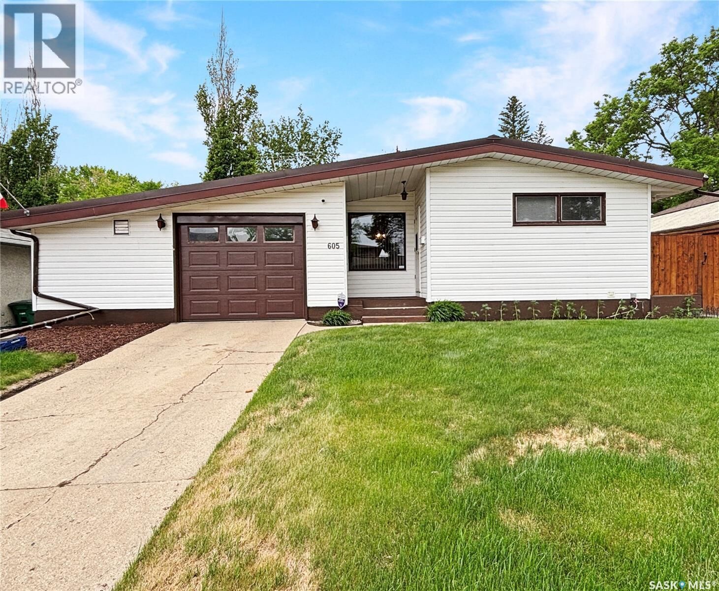 Property Photo: 605 O Avenue N SK S7L 2V4