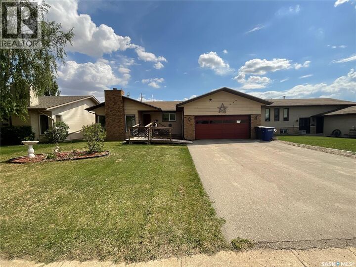 Property Photo:  207 7th Street S  SK S0K 4P0 