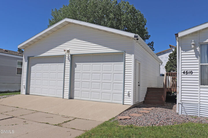Property Photo:  4510 Lafayette Drive  ND 58503 