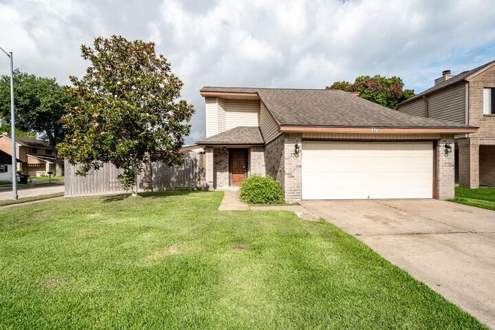 Property Photo: 17 Crestbriar Court TX 77521