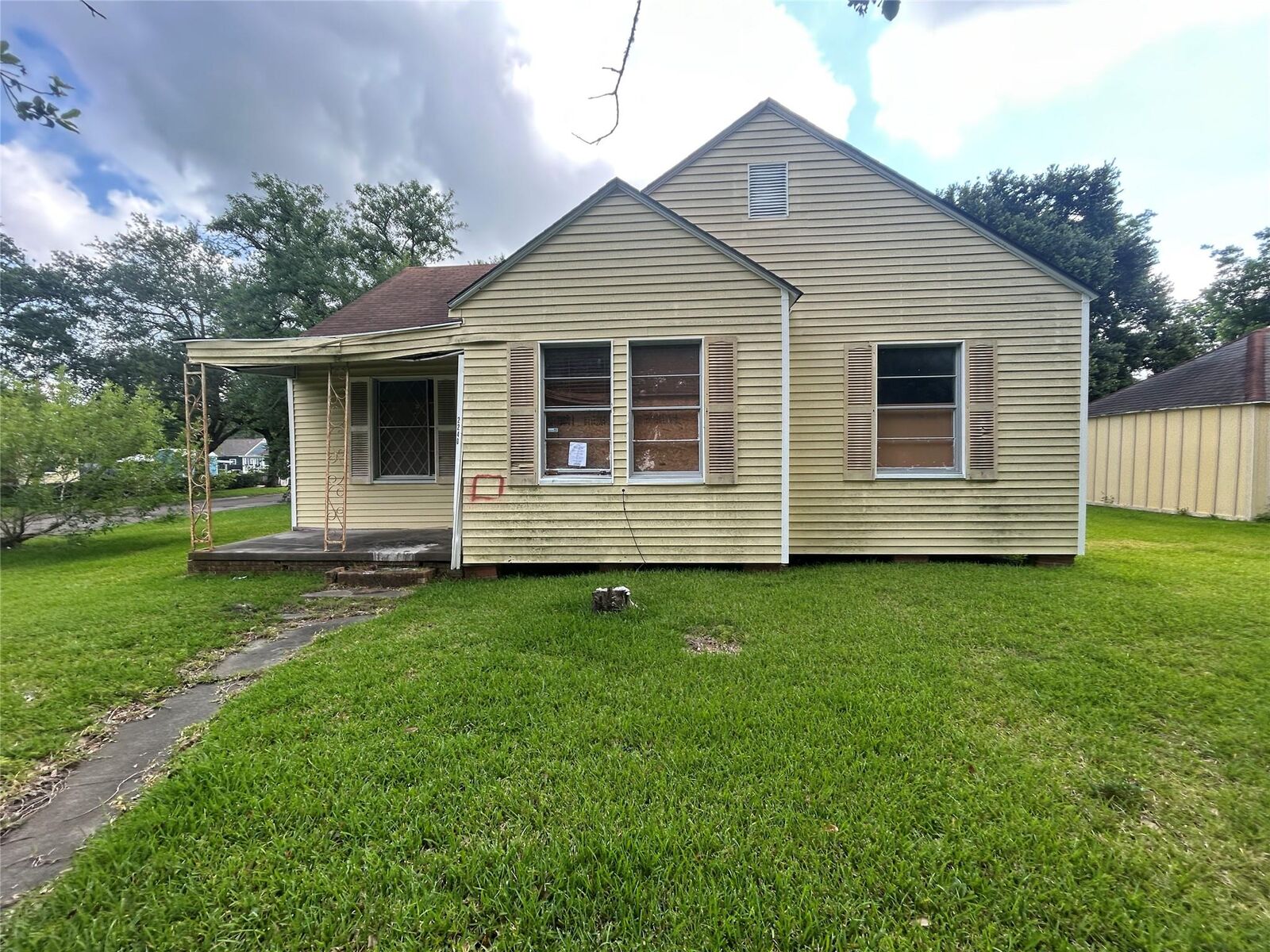 Property Photo:  2240 Oaklawn Avenue  TX 77642 