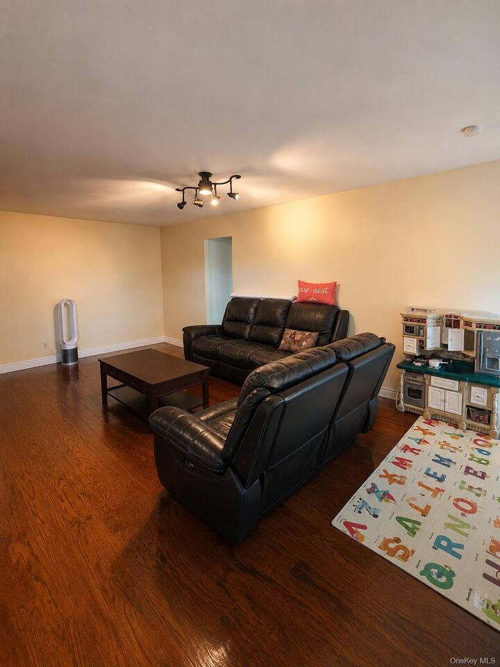 Property Photo:  4 Granada Crescent 21  NY 10603 