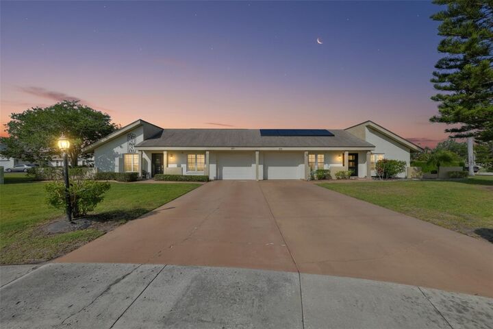 Property Photo:  207 Islip Way  FL 33573 