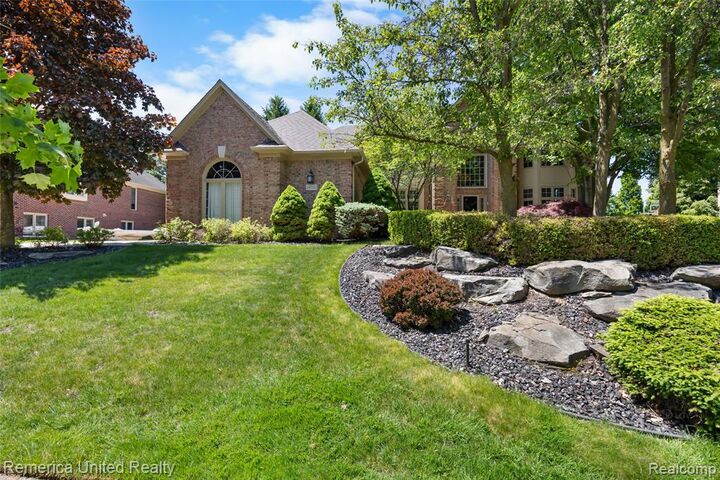 Property Photo:  54501 Salem Drive  MI 48316 1373 