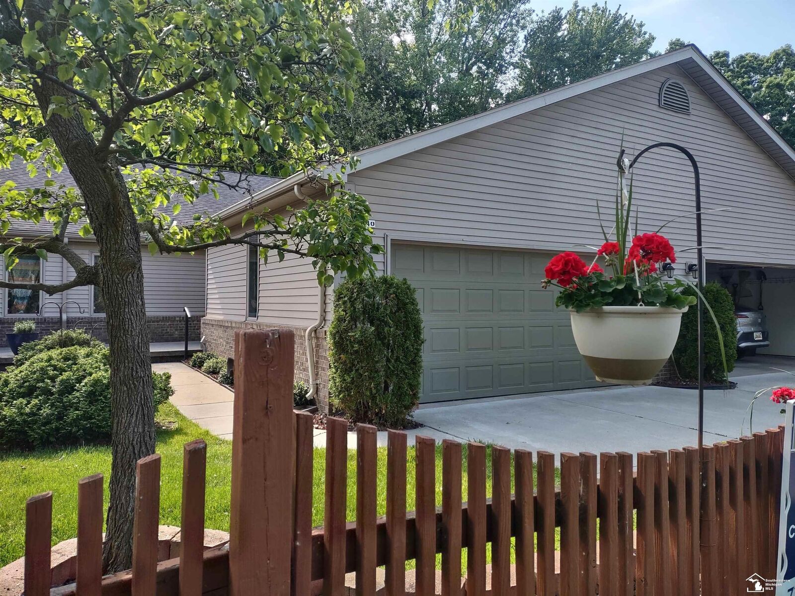 Property Photo:  19040 Otto Court  MI 48164 
