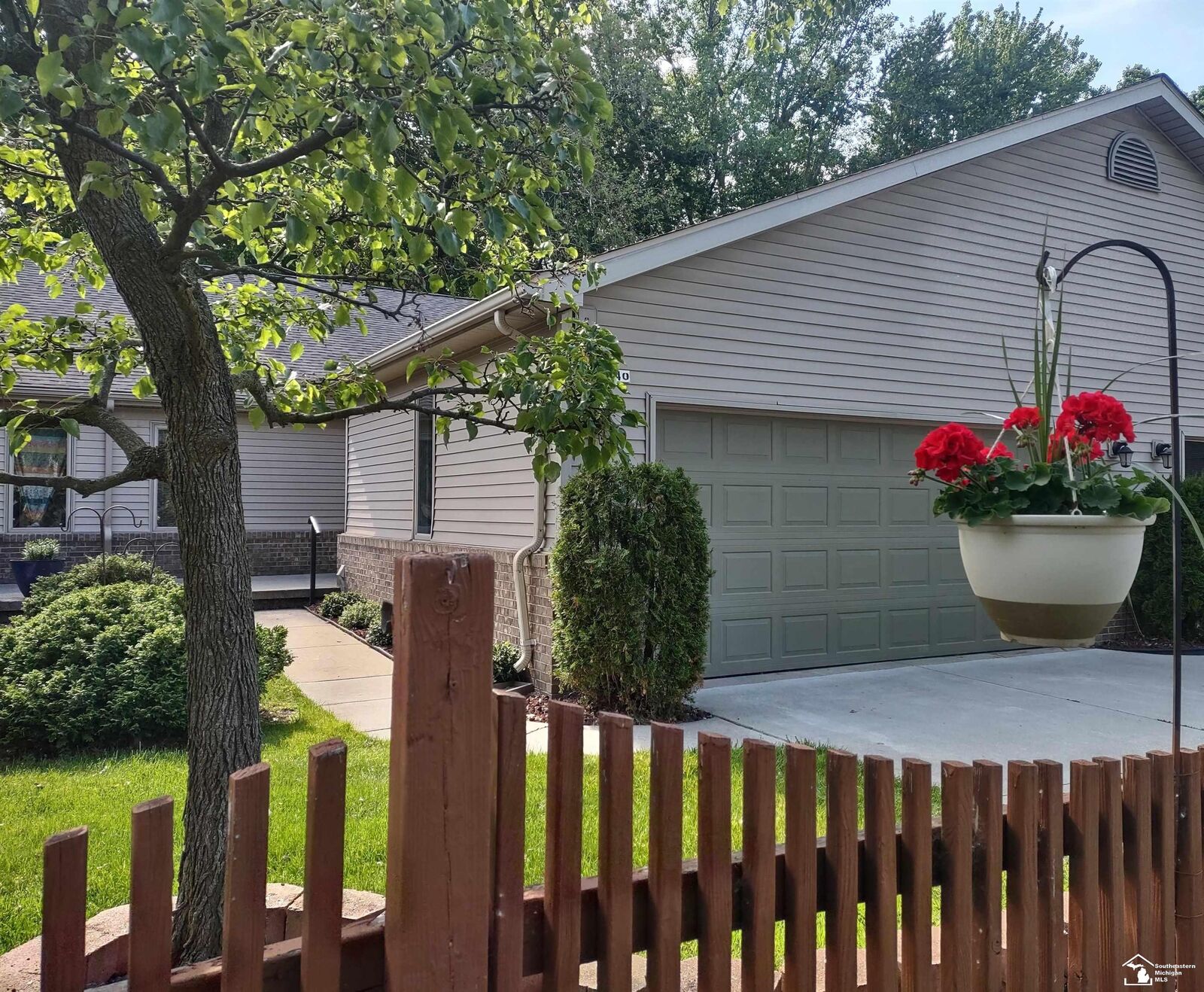Property Photo:  19040 Otto Court  MI 48164 