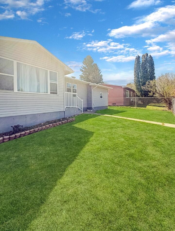 Property Photo:  805 3rd St SW  ND 58701 