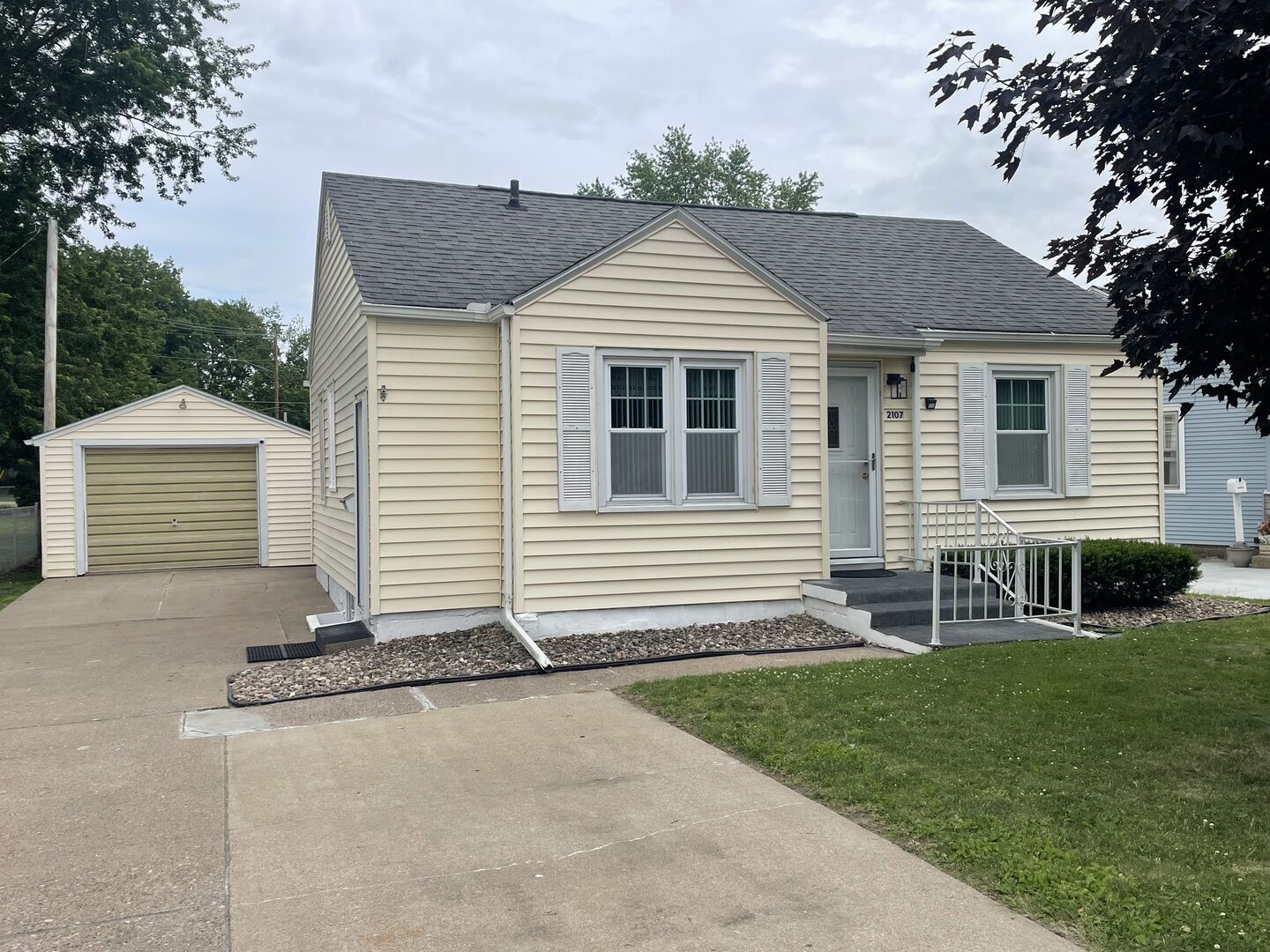 Property Photo: 2107 Center Court IA 52732