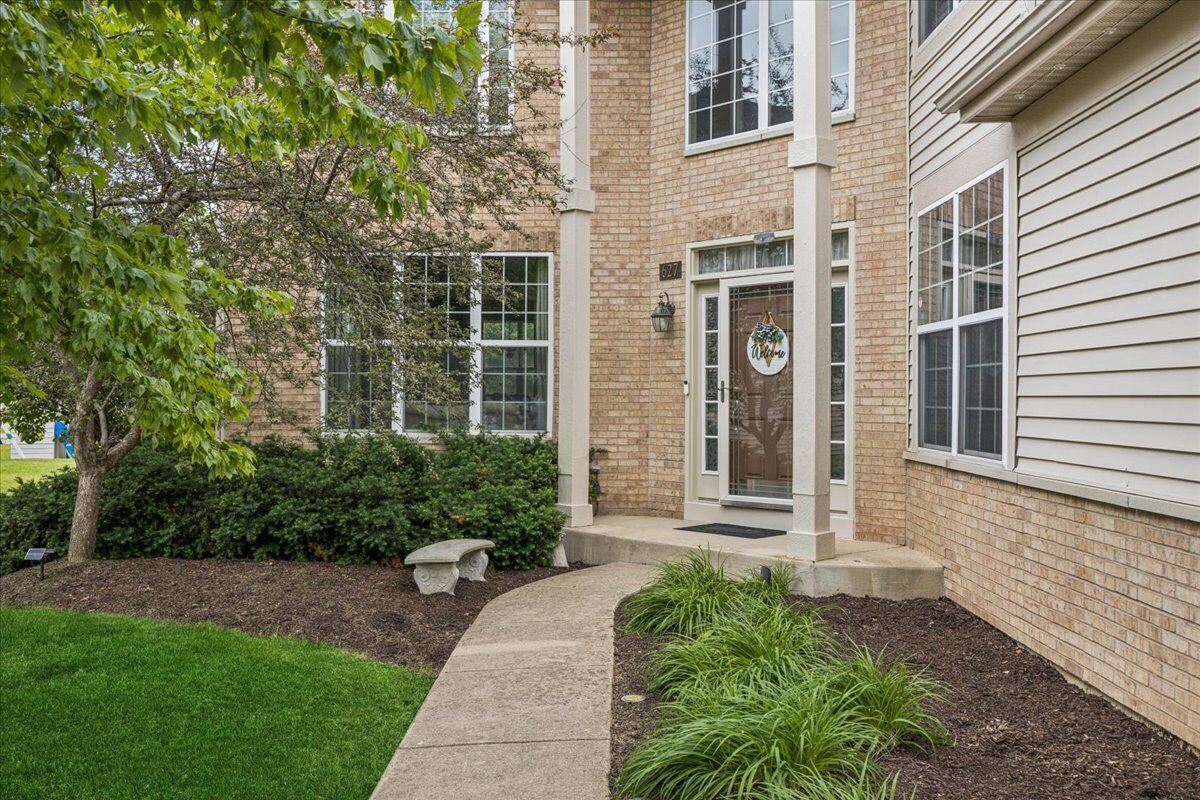 Property Photo:  627 Mansfield Way  IL 60543 