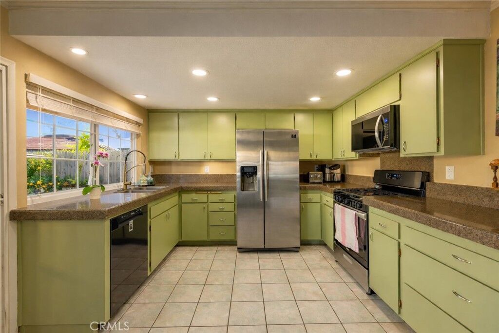 Property Photo:  1682 Darnel Court  CA 93010 