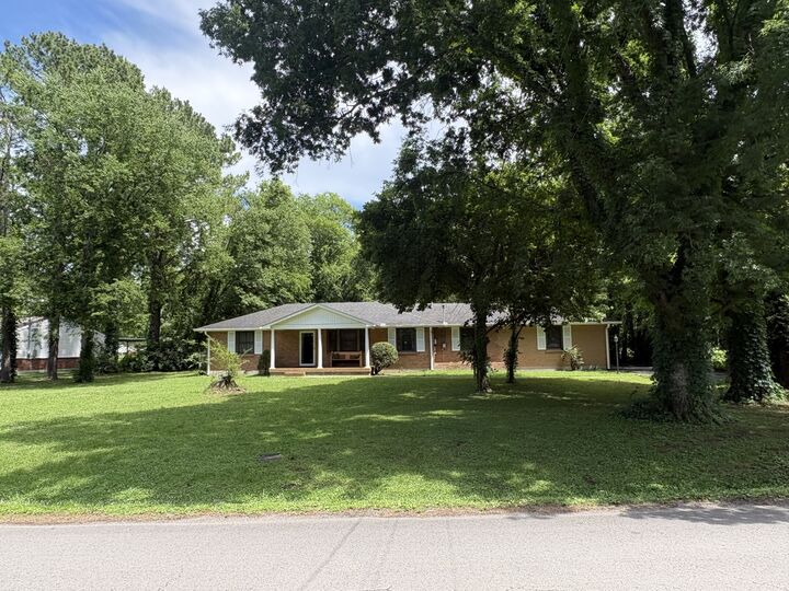 Property Photo:  456 Ewing Ln  TN 37207 