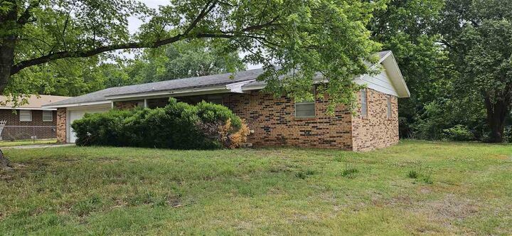Property Photo:  830 Saralyn  OK 74631 