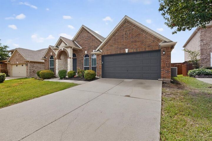 Property Photo: 7911 Decoy Drive TX 76002