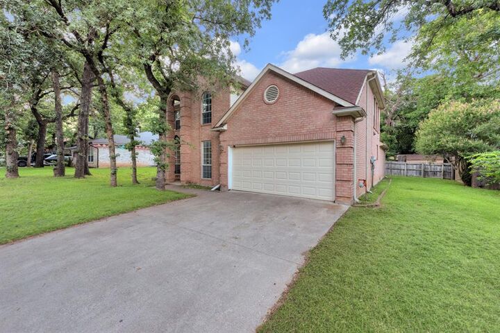 Property Photo: 2119 Twin Elms Drive TX 76012