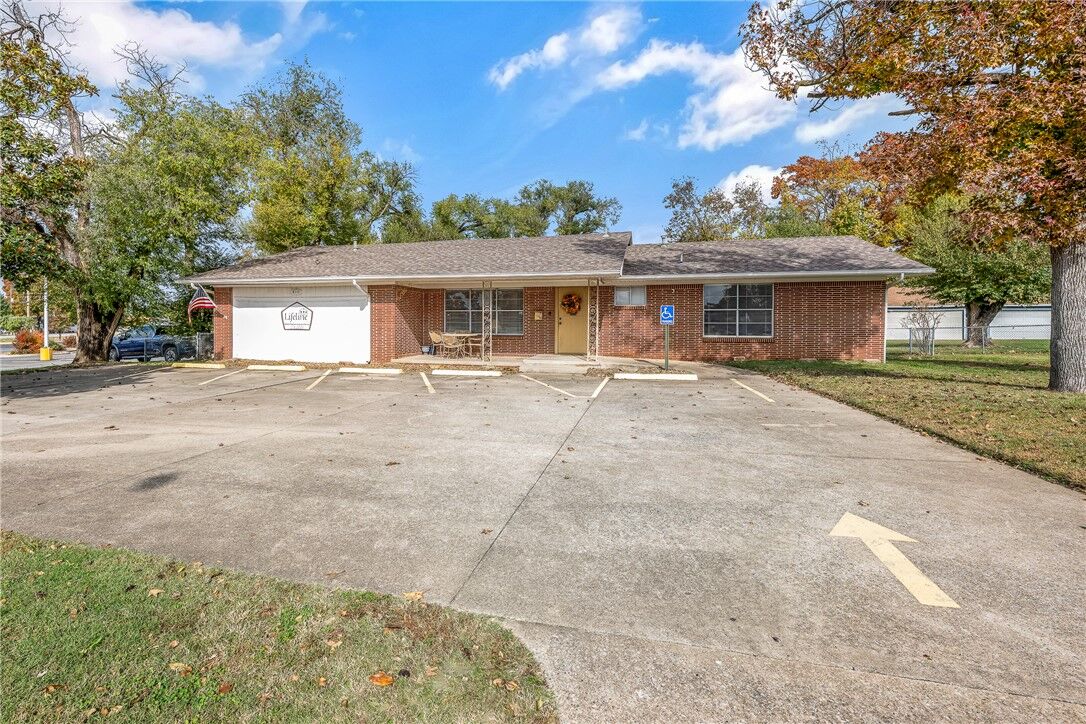 Property Photo:  810 NW 7th Street  AR 72712 
