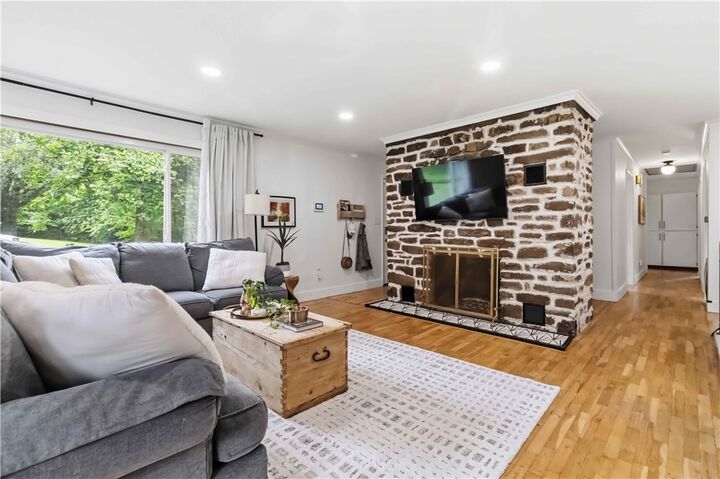 Property Photo: 1724 N Greenvalley Avenue AR 72703