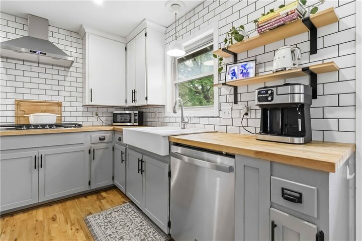 Property Photo:  1724 N Greenvalley Avenue  AR 72703 